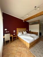 Posteľ alebo postele v izbe v ubytovaní MAYER - Wirtshaus und Dorfhotel