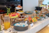 Un buffet con muchos tipos diferentes de comida en una mesa. en Atour Light Hotel Dalian Xinghai Square Hang Lung Shopping Center, en Dalian