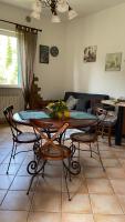A seating area at Appartamento Andora Tra gli ulivi
