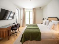 Athens Capital Suites-MGallery Collectionにあるベッド
