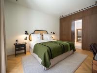 Athens Capital Suites-MGallery Collectionにあるベッド