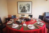 uma mesa de jantar com uma toalha de mesa vermelha em Ramada by Wyndham Zhangjiajie Tianmen Mountain em Zhangjiajie