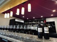 uma fila de copos de vinho sentados num bar em Sugar Hill Inn em Norris Point