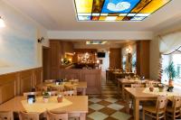 Reštaurácia alebo iné gastronomické zariadenie v ubytovaní Villa Nautilus