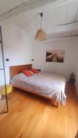 Łóżko lub łóżka w pokoju w obiekcie Appartement cosy en cœur de bourg