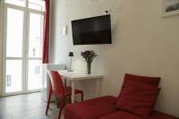 Televízia a/alebo spoločenská miestnosť v ubytovaní Sea View Teti Rooms & Apts