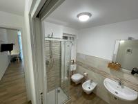 Kúpeľňa v ubytovaní Sea View Teti Rooms & Apts