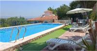Bazén v ubytování Buena vista y privacidad, villa forestal tranquila y fresca con super piscina 80M2, a 22 minutos de Valencia nebo v jeho okolí
