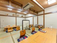 una sala de conferencias con una mesa y sillas en Omagari Empire Hotel, en Daisen