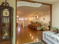 Un reloj grande en una habitación con comedor. en Omagari Empire Hotel, en Daisen