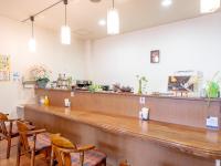 un bar en un restaurante con mesas y sillas de madera en Omagari Empire Hotel, en Daisen