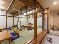 Habitación con mesa y sillas. en Omagari Empire Hotel, en Daisen