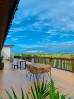 Un balcón o terraza en RMK Resort & Hotel and Event Center