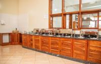 een keuken met een aanrecht met veel gerechten bij Skylark Hotel in Karatu