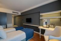 TV a/nebo společenská místnost v ubytování BW Izmir Hotel