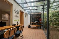 een kamer met een glazen plafond met een tafel en stoelen bij 花筑其间 咖啡民宿丨西湖区灵隐寺店 in Hangzhou