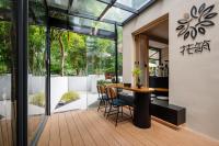 een eetkamer met een tafel en stoelen op een terras bij 花筑其间 咖啡民宿丨西湖区灵隐寺店 in Hangzhou