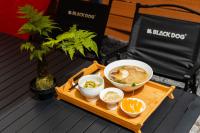 een houten dienblad met een kom soep en drie kommen eten bij 花筑其间 咖啡民宿丨西湖区灵隐寺店 in Hangzhou