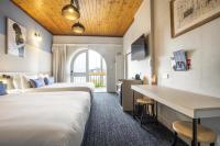 マウントガンビアにあるNightcap at Federal Hotel Mt Gambierのベッド2台と机があるホテルの部屋