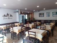 een eetkamer met tafels en stoelen in een restaurant bij La Casetta in Calizzano