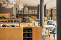 施泰格斯巴赫Falkensteiner Balance Resort Stegersbach - Adults only的有桌椅和吊灯的餐厅