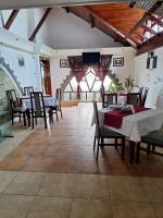 ein Esszimmer mit Tischen und Stühlen in einem Gebäude in der Unterkunft Clubul Veteranilor in Viforîta