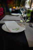 una mesa con un plato con una servilleta. en Fairy Knowe Hotel, en Wilderness