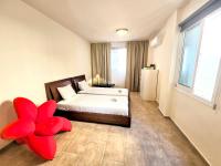 Postel nebo postele na pokoji v ubytování Paphos Central Penthouse