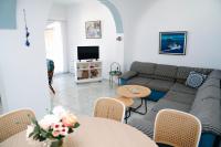Televízia a/alebo spoločenská miestnosť v ubytovaní Luxury Unique Apartment Sea View