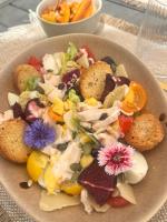 un piatto di cibo con insalata su un tavolo di Nuitées Bohèmes Hôtel & Spa a Gajan