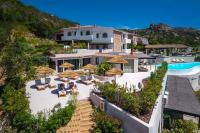 Una vista aérea de una villa con piscina. en Hotel delle Rose a Luxury Boutique Hotel, en Porto Cervo
