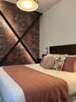 1 dormitorio con cama y pared con papel pintado con motivos florales en BHB Hotel Boutique, en Santiago