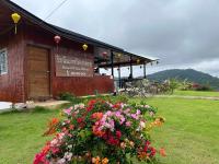 een gebouw met een bos bloemen ervoor bij Swiss Hill View in Phop Phra