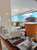 een tafel met een mixer, borden en een drankje bij Vangvieng Sisavang Hotel in Vang Vieng