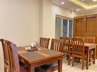 uma sala de jantar com mesa e cadeiras de madeira em Hotel Shivay Pvt ltd em Catmandu
