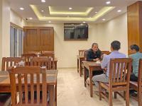 um grupo de pessoas sentadas às mesas de um restaurante em Hotel Shivay Pvt ltd em Catmandu