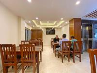 um grupo de pessoas sentadas às mesas de um restaurante em Hotel Shivay Pvt ltd em Catmandu