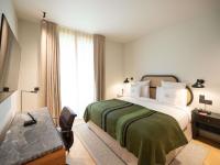 Athens Capital Suites-MGallery Collectionにあるベッド