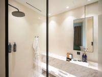 Athens Capital Suites-MGallery Collectionにあるバスルーム
