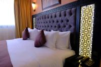 Un dormitorio con una cama grande con almohadas blancas. en Washington Hotel, en Casablanca