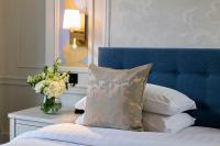 Postel nebo postele na pokoji v ubytování Sloane Square Hotel