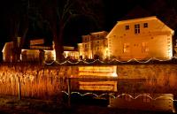 Una casa con le luci di Natale davanti di Scheunenloft Usedom-4, großzügige Familienoase, Hunde-freundlich mit riesigem Garten a Mellenthin