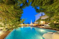 Bazén v ubytování Ark Luxury & Private Villa nebo v jeho okolí