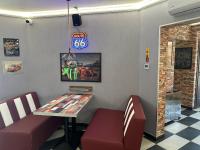 ein Esszimmer mit einem Tisch und einem Schild an der Wand in der Unterkunft Irány Colorado Camping in Nyíregyháza