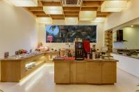 una gran cocina con encimera en una habitación en Casa De Goa - Boutique Resort - Calangute, en Calangute