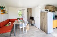 Kuchnia lub aneks kuchenny w obiekcie Camping la Corniche