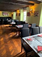 ein Speisesaal mit Tischen und Stühlen in einem Restaurant in der Unterkunft The George Hotel in Henfield