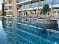 una piscina frente a un edificio en Hotel Plamena Palace, en Primorsko