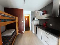 Kuchnia lub aneks kuchenny w obiekcie Résidence Olympia 2000 - Studio 4 à 5 personnes - Vue imprenable MAE-8464