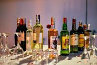 een groep wijnflessen en glazen op een tafel bij Tarangire Luxury Hideaway in Mbesi